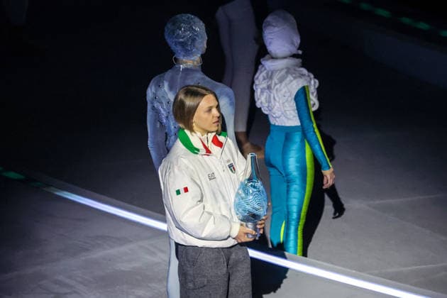 Italy s speed skater Arianna Fontana carries the Murano glass lamp after the Olympic flame was extinguished during the Closing Ceremony of the Milano Cortina 2026 Olympic Games, Olympische Spiele, Olympia, OS at Verona Arena in Verona, Italy, on Sunday, February 22, 2026. Norway won the most medals with a total of 41, with the United States following at 33.  ITA20260222154 AARONxJOSEFCZYK