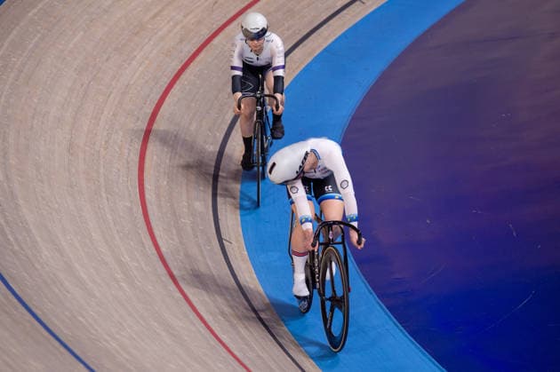 Emma Finucane checks her shoulder for Ellie Stone in the Womens Sprint quarter finals. Lloyds National Track cycling, Rad, Radsport, Bahnrad, Bahn Championship, National Cycling Centre, Manchester, England, 22nd Feb 2026. Copyright: xSeanxWalshx Sportspressphoto_SPR96608