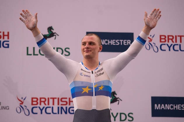 Matthew Richardson on the podium after winning gold in the Mens Kieran. Lloyds National Track cycling, Rad, Radsport, Bahnrad, Bahn Championship, National Cycling Centre, Manchester, England, 22nd Feb 2026. Copyright: xSeanxWalshx Sportspressphoto_SPR96649