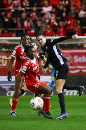München, Deutschland 22. Februar 2026: 1. Frauen-Bundesliga - 2025 2026 - 19. Spieltag - FC Bayern München Frauen vs. VfL Wolfsburg Frauen Im Bild: v.li. im Zweikampf Edna Imade (FCB), Bernadette Amani (FCB) und Caitlin Dijkstra (VfL) Copyright: HMBxMedia MadeleinexFantini