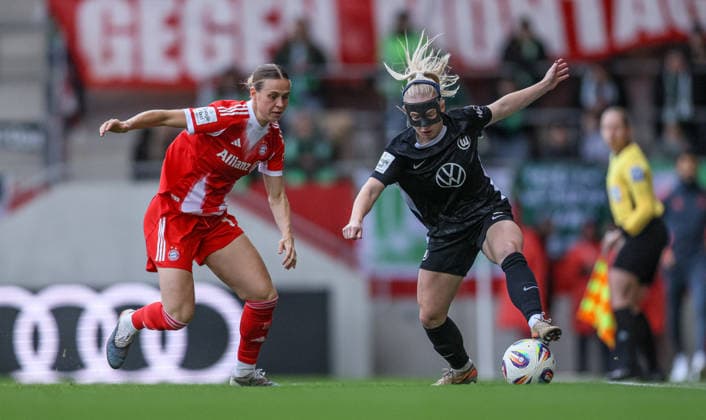 GER, München, FC Bayern München vs Vfl Wolfsburg, Google Pixel Frauen Bundesliga, Fussball, DFB, Spielzeit 2025 2026, FC Bayern Campus, 19. Spieltag im Bild v.l.: Klara Bühl (Bayern München Frauen 17), Thea Bjelde (VfL Wolfsburg Frauen 2) DFB DFL REGULATIONS PROHIBIT ANY USE OF PHOTOGRAPHS AS IMAGE SEQUENCES AND OR QUASI-VIDEO, 22.02.2026 Copyright: HMBxMedia HendrikxHamelau