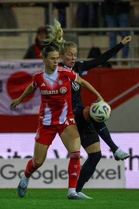 München, Deutschland 22. Februar 2026: 1. Frauen-Bundesliga - 2025 2026 - 19. Spieltag - FC Bayern München Frauen vs. VfL Wolfsburg Frauen Im Bild: v.li. im Zweikampf Klara Bühl Buehl (FCB) und Guro Bergsvand (VfL) Copyright: HMBxMedia MadeleinexFantini