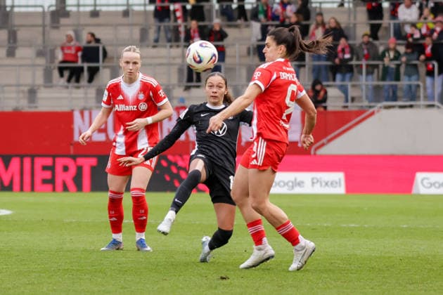 22.02.2026, xgrfx, Fussball Google Pixel Frauen-Bundesliga, FC Bayern Muenchen - VfL Wolfsburg v.l. Kessya Bussy (VfL Wolfsburg), Jovana Damnjanovic (FC Bayern München) (DFL DFB REGULATIONS PROHIBIT ANY USE OF PHOTOGRAPHS as IMAGE SEQUENCES and or QUASI-VIDEO) Muenchen