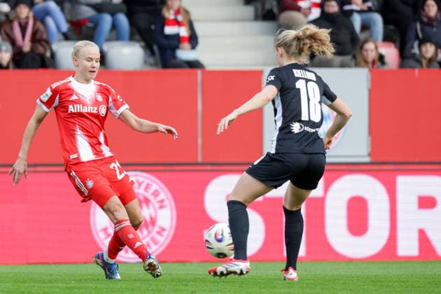 22.02.2026, xgrfx, Fussball Google Pixel Frauen-Bundesliga, FC Bayern Muenchen - VfL Wolfsburg v.l. Pernille Harder (FC Bayern München), Justine Kielland (VfL Wolfsburg) (DFL DFB REGULATIONS PROHIBIT ANY USE OF PHOTOGRAPHS as IMAGE SEQUENCES and or QUASI-VIDEO) Muenchen