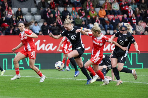 22.02.2026, xgrfx, Fussball Google Pixel Frauen-Bundesliga, FC Bayern Muenchen - VfL Wolfsburg v.l. Jovana Damnjanovic (FC Bayern München), Janina Minge (VfL Wolfsburg), Linda Dallmann (FC Bayern München), Thea Bjelde (VfL Wolfsburg) (DFL DFB REGULATIONS PROHIBIT ANY USE OF PHOTOGRAPHS as IMAGE SEQUENCES and or QUASI-VIDEO) Muenchen