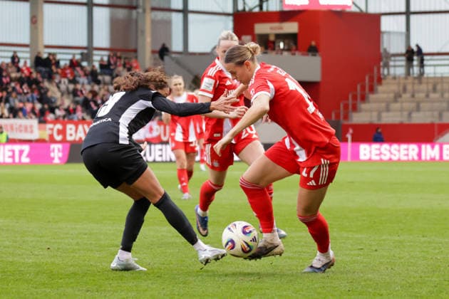 22.02.2026, xgrfx, Fussball Google Pixel Frauen-Bundesliga, FC Bayern Muenchen - VfL Wolfsburg v.l. Kessya Bussy (VfL Wolfsburg), Klara Bühl (FC Bayern München) (DFL DFB REGULATIONS PROHIBIT ANY USE OF PHOTOGRAPHS as IMAGE SEQUENCES and or QUASI-VIDEO) Muenchen