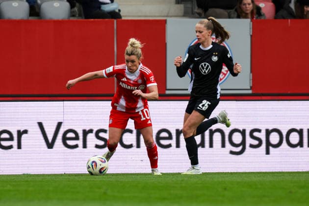 22.02.2026, xgrfx, Fussball Google Pixel Frauen-Bundesliga, FC Bayern Muenchen - VfL Wolfsburg v.l. Linda Dallmann (FC Bayern München), Vivien Endemann (VfL Wolfsburg) (DFL DFB REGULATIONS PROHIBIT ANY USE OF PHOTOGRAPHS as IMAGE SEQUENCES and or QUASI-VIDEO) Muenchen