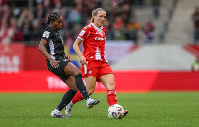 GER, München, FC Bayern München vs Vfl Wolfsburg, Google Pixel Frauen Bundesliga, Fussball, DFB, Spielzeit 2025 2026, FC Bayern Campus, 19. Spieltag im Bild v.l.: Lineth Beerensteyn (VfL Wolfsburg Frauen 9), Magdalena Eriksson (Bayern München 5) DFB DFL REGULATIONS PROHIBIT ANY USE OF PHOTOGRAPHS AS IMAGE SEQUENCES AND OR QUASI-VIDEO, 22.02.2026 Copyright: HMBxMedia HendrikxHamelau