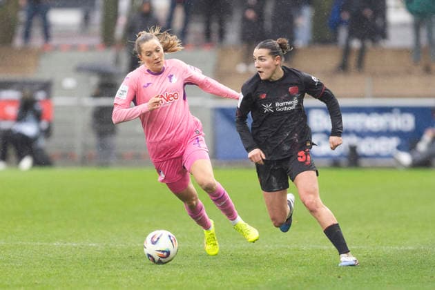 Google Pixel Frauen-Bundesliga: Bayer 04 Leverkusen - TSG 1899 Hoffenheim; 22.02.2026 Carlotta Wamser (Bayer 04 Leverkusen, 37), Lisann Kaut (TSG 1899 Hoffenheim, 4) am 19. Spieltag der Google Pixel Frauen-Bundesliga im Spiel von Bayer 04 Leverkusen gegen die TSG 1899 Hoffenheim am 22.02.2026 im Ulrich-Haberland-Stadion in Leverkusen. Copyright: xBEAUTIFULxSPORTS Meuselx