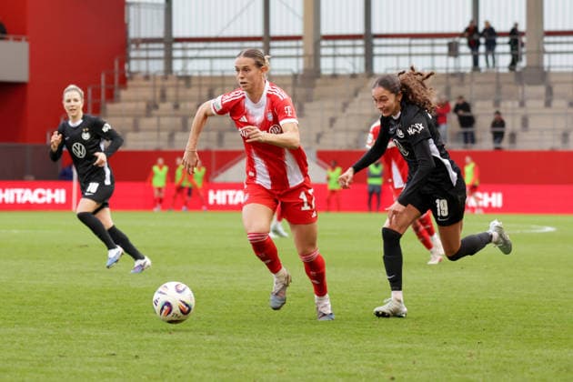 22.02.2026, xgrfx, Fussball Google Pixel Frauen-Bundesliga, FC Bayern Muenchen - VfL Wolfsburg v.l. Klara Bühl (FC Bayern München), Kessya Bussy (VfL Wolfsburg) (DFL DFB REGULATIONS PROHIBIT ANY USE OF PHOTOGRAPHS as IMAGE SEQUENCES and or QUASI-VIDEO) Muenchen