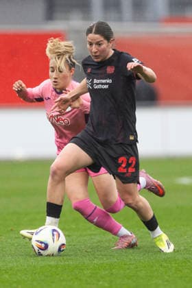 Google Pixel Frauen-Bundesliga: Bayer 04 Leverkusen - TSG 1899 Hoffenheim; 22.02.2026 Ruby Grant (Bayer 04 Leverkusen, 22), Janna Grimm (TSG 1899 Hoffenheim, 26) am 19. Spieltag der Google Pixel Frauen-Bundesliga im Spiel von Bayer 04 Leverkusen gegen die TSG 1899 Hoffenheim am 22.02.2026 im Ulrich-Haberland-Stadion in Leverkusen. Copyright: xBEAUTIFULxSPORTS Meuselx