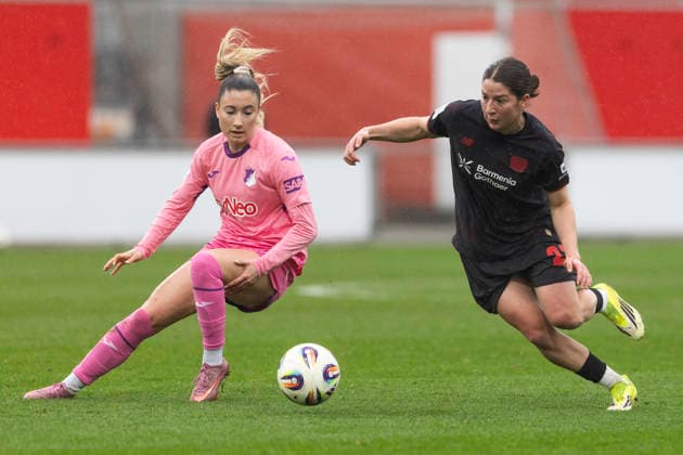 Google Pixel Frauen-Bundesliga: Bayer 04 Leverkusen - TSG 1899 Hoffenheim; 22.02.2026 Ruby Grant (Bayer 04 Leverkusen, 22), Janna Grimm (TSG 1899 Hoffenheim, 26) am 19. Spieltag der Google Pixel Frauen-Bundesliga im Spiel von Bayer 04 Leverkusen gegen die TSG 1899 Hoffenheim am 22.02.2026 im Ulrich-Haberland-Stadion in Leverkusen. Copyright: xBEAUTIFULxSPORTS Meuselx