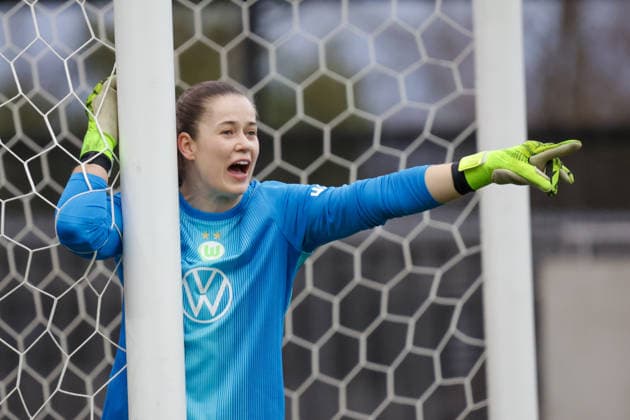 22.02.2026, xgrfx, Fussball Google Pixel Frauen-Bundesliga, FC Bayern Muenchen - VfL Wolfsburg v.l. Stina Johannes (VfL Wolfsburg) (DFL DFB REGULATIONS PROHIBIT ANY USE OF PHOTOGRAPHS as IMAGE SEQUENCES and or QUASI-VIDEO) Muenchen