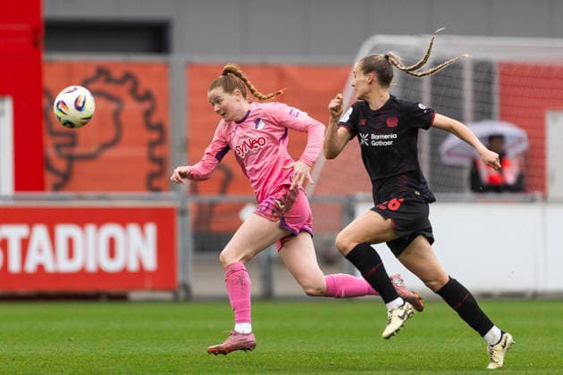 Google Pixel Frauen-Bundesliga: Bayer 04 Leverkusen - TSG 1899 Hoffenheim; 22.02.2026 Nikee Van Dijk (TSG 1899 Hoffenheim, 25), Juliette Vidal (Bayer 04 Leverkusen, 56) am 19. Spieltag der Google Pixel Frauen-Bundesliga im Spiel von Bayer 04 Leverkusen gegen die TSG 1899 Hoffenheim am 22.02.2026 im Ulrich-Haberland-Stadion in Leverkusen. Copyright: xBEAUTIFULxSPORTS Meuselx