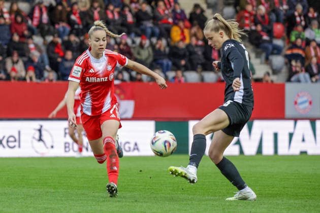 22.02.2026, xgrfx, Fussball Google Pixel Frauen-Bundesliga, FC Bayern Muenchen - VfL Wolfsburg v.l. Giulia Gwinn (FC Bayern München), Vivien Endemann (VfL Wolfsburg) (DFL DFB REGULATIONS PROHIBIT ANY USE OF PHOTOGRAPHS as IMAGE SEQUENCES and or QUASI-VIDEO) Muenchen