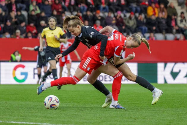 22.02.2026, xgrfx, Fussball Google Pixel Frauen-Bundesliga, FC Bayern Muenchen - VfL Wolfsburg v.l. Giulia Gwinn (FC Bayern München), Vivien Endemann (VfL Wolfsburg) (DFL DFB REGULATIONS PROHIBIT ANY USE OF PHOTOGRAPHS as IMAGE SEQUENCES and or QUASI-VIDEO) Muenchen
