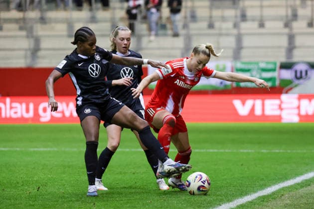22.02.2026, xgrfx, Fussball Google Pixel Frauen-Bundesliga, FC Bayern Muenchen - VfL Wolfsburg v.l. Lineth Beerensteyn, Janou Levels (VfL Wolfsburg), Giulia Gwinn (FC Bayern München) (DFL DFB REGULATIONS PROHIBIT ANY USE OF PHOTOGRAPHS as IMAGE SEQUENCES and or QUASI-VIDEO) Muenchen