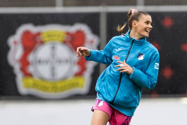 Google Pixel Frauen-Bundesliga: Bayer 04 Leverkusen - TSG 1899 Hoffenheim; 22.02.2026 Selina Cerci (TSG 1899 Hoffenheim, 29) lacht am 19. Spieltag der Google Pixel Frauen-Bundesliga vor dem Spiel von Bayer 04 Leverkusen gegen die TSG 1899 Hoffenheim am 22.02.2026 im Ulrich-Haberland-Stadion in Leverkusen. Copyright: xBEAUTIFULxSPORTS Meuselx