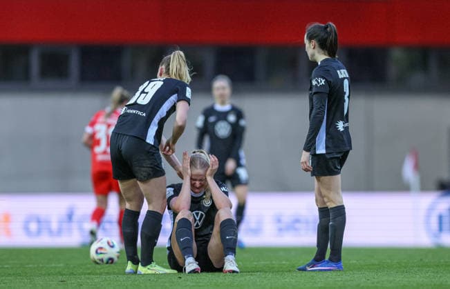 GER, München, FC Bayern München vs Vfl Wolfsburg, Google Pixel Frauen Bundesliga, Fussball, DFB, Spielzeit 2025 2026, FC Bayern Campus, 19. Spieltag im Bild v.l.: Sarai Linder (VfL Wolfsburg Frauen 39), Camilla Küver (VfL Wolfsburg Frauen 16), Caitlin Dijkstra (VfL Wolfsburg Frauen 3), Frust und Schmerzen DFB DFL REGULATIONS PROHIBIT ANY USE OF PHOTOGRAPHS AS IMAGE SEQUENCES AND OR QUASI-VIDEO, 22.02.2026 Copyright: HMBxMedia HendrikxHamelau