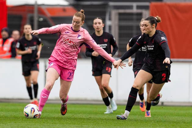 Google Pixel Frauen-Bundesliga: Bayer 04 Leverkusen - TSG 1899 Hoffenheim; 22.02.2026 Nikee Van Dijk (TSG 1899 Hoffenheim, 25), Selina Ostermeier (Bayer 04 Leverkusen, 2) am 19. Spieltag der Google Pixel Frauen-Bundesliga im Spiel von Bayer 04 Leverkusen gegen die TSG 1899 Hoffenheim am 22.02.2026 im Ulrich-Haberland-Stadion in Leverkusen. Copyright: xBEAUTIFULxSPORTS Meuselx