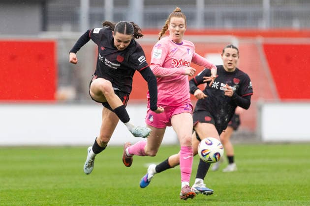 Google Pixel Frauen-Bundesliga: Bayer 04 Leverkusen - TSG 1899 Hoffenheim; 22.02.2026 Loreen Bender (Bayer 04 Leverkusen, 19), Nikee Van Dijk (TSG 1899 Hoffenheim, 25) am 19. Spieltag der Google Pixel Frauen-Bundesliga im Spiel von Bayer 04 Leverkusen gegen die TSG 1899 Hoffenheim am 22.02.2026 im Ulrich-Haberland-Stadion in Leverkusen. Copyright: xBEAUTIFULxSPORTS Meuselx