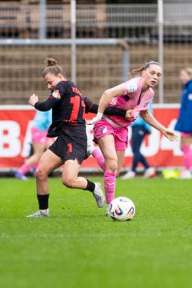 Google Pixel Frauen-Bundesliga: Bayer 04 Leverkusen - TSG 1899 Hoffenheim; 22.02.2026 Kristin Kögel (Bayer 04 Leverkusen, 11), Jill Janssens (TSG 1899 Hoffenheim, 9) am 19. Spieltag der Google Pixel Frauen-Bundesliga im Spiel von Bayer 04 Leverkusen gegen die TSG 1899 Hoffenheim am 22.02.2026 im Ulrich-Haberland-Stadion in Leverkusen. Copyright: xBEAUTIFULxSPORTS Meuselx