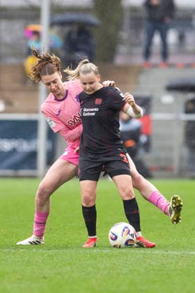 Google Pixel Frauen-Bundesliga: Bayer 04 Leverkusen - TSG 1899 Hoffenheim; 22.02.2026 Vanessa Fudalla (Bayer 04 Leverkusen, 21), Lisa Doorn (TSG 1899 Hoffenheim, 14) am 19. Spieltag der Google Pixel Frauen-Bundesliga im Spiel von Bayer 04 Leverkusen gegen die TSG 1899 Hoffenheim am 22.02.2026 im Ulrich-Haberland-Stadion in Leverkusen. Copyright: xBEAUTIFULxSPORTS Meuselx