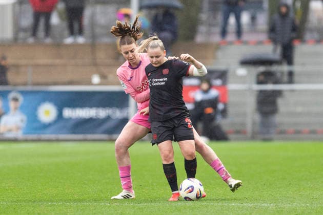 Google Pixel Frauen-Bundesliga: Bayer 04 Leverkusen - TSG 1899 Hoffenheim; 22.02.2026 Vanessa Fudalla (Bayer 04 Leverkusen, 21), Lisa Doorn (TSG 1899 Hoffenheim, 14) am 19. Spieltag der Google Pixel Frauen-Bundesliga im Spiel von Bayer 04 Leverkusen gegen die TSG 1899 Hoffenheim am 22.02.2026 im Ulrich-Haberland-Stadion in Leverkusen. Copyright: xBEAUTIFULxSPORTS Meuselx