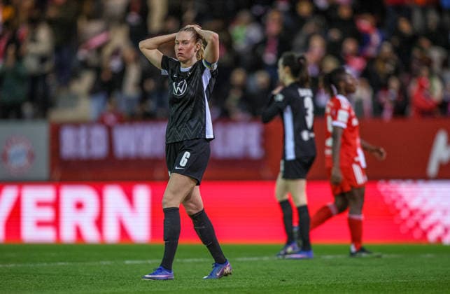 GER, München, FC Bayern München vs Vfl Wolfsburg, Google Pixel Frauen Bundesliga, Fussball, DFB, Spielzeit 2025 2026, FC Bayern Campus, 19. Spieltag im Bild: Janina Minge (VfL Wolfsburg Frauen 6), Enttäuschung und Frust nach der Niederlage DFB DFL REGULATIONS PROHIBIT ANY USE OF PHOTOGRAPHS AS IMAGE SEQUENCES AND OR QUASI-VIDEO, 22.02.2026 Copyright: HMBxMedia HendrikxHamelau