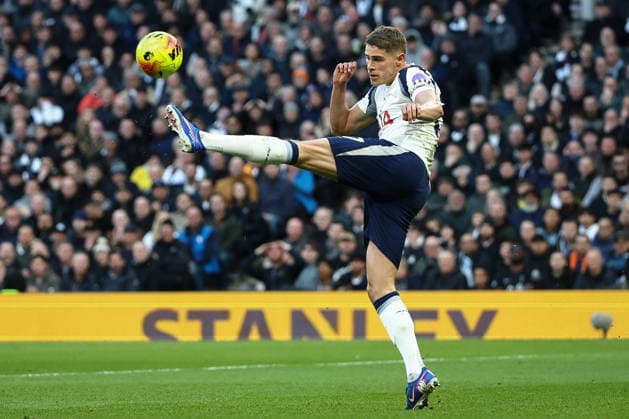 Tottenham Hotspur v Arsenal, Premier League Micky van de Ven of Tottenham Hotspur during the Tottenham Hotspur v Arsenal Premier League match at the Tottenham Hotspur Stadium, London, England on 22 February 2026 Credit: Ian Stephen Every Second Media Editorial use only. All images are copyright Every Second Media Limited. No images may be reproduced without prior permission. All rights reserved. Premier League and Football League images are subject to licensing agreements with Football DataCo Limited. see https: www.football-dataco.com Copyright: xIMAGO EveryxSecondxMediax ESM-1815-0071 IanxStephenx xEveryxSecondxMediax