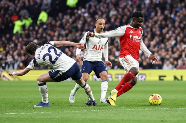 Tottenham Hotspur v Arsenal, Premier League Bukayo Saka of Arsenal breaks past Conor Gallagher of Tottenham Hotspur during the Tottenham Hotspur v Arsenal Premier League match at the Tottenham Hotspur Stadium, London, England on 22 February 2026 Credit: Ian Stephen Every Second Media Editorial use only. All images are copyright Every Second Media Limited. No images may be reproduced without prior permission. All rights reserved. Premier League and Football League images are subject to licensing agreements with Football DataCo Limited. see https: www.football-dataco.com Copyright: xIMAGO EveryxSecondxMediax ESM-1815-0080 IanxStephenx xEveryxSecondxMediax