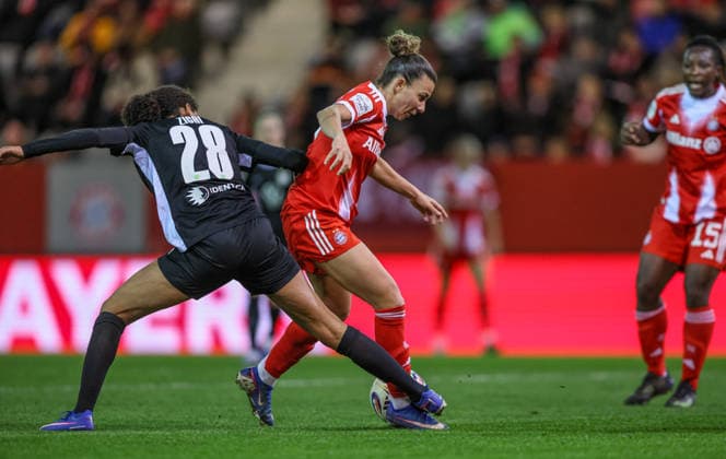 GER, München, FC Bayern München vs Vfl Wolfsburg, Google Pixel Frauen Bundesliga, Fussball, DFB, Spielzeit 2025 2026, FC Bayern Campus, 19. Spieltag im Bild v.l.: Cora Zicai (VfL Wolfsburg Frauen 28), Arianna Caruso (Bayern München Frauen 27), Zweikampf DFB DFL REGULATIONS PROHIBIT ANY USE OF PHOTOGRAPHS AS IMAGE SEQUENCES AND OR QUASI-VIDEO, 22.02.2026 Copyright: HMBxMedia HendrikxHamelau