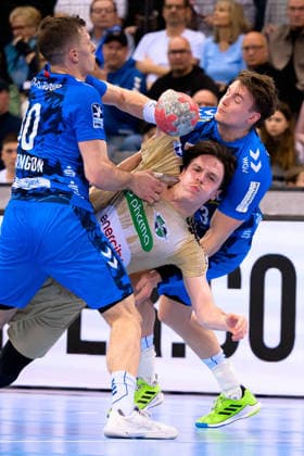 Stuttgart: HBL- 25 26 - TVB Stuttgart - TSV Hannover-Burgdorf v. li. im Zweikampf Marco Mengon (Stuttgart), Leif Tissier (Hannover), Max Häfner Haefner (Stuttgart) Stuttgart Porsche Arena Baden-Württemberg Deutschland