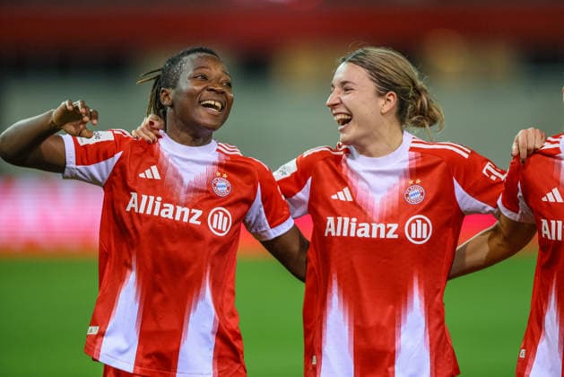 GER, München, FC Bayern München vs Vfl Wolfsburg, Google Pixel Frauen Bundesliga, Fussball, DFB, Spielzeit 2025 2026, FC Bayern Campus, 19. Spieltag im Bild: FC Bayern München Frauen, Freude und Emotionen nach dem Sieg gegen den Vfl Wolfsburg, Bernadette Amani (FC Bayern München), Barbara Dunst (Bayern München 28) DFB DFL REGULATIONS PROHIBIT ANY USE OF PHOTOGRAPHS AS IMAGE SEQUENCES AND OR QUASI-VIDEO, 22.02.2026 Copyright: HMBxMedia HendrikxHamelau
