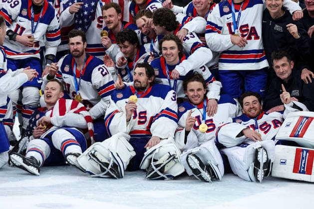 GIOCHI OLIMPICI - Olimpiadi Invernali Milano-Cortina 2026 - Men s Ice hockey, Eishockey - Canada vs USA USA players celebrate the 1st place, Gold Medal after beating Canada Team at end of the Olympic Winter games, Winterspiele,Spiele, Summer games Milano-Cortina 2026, Bobsleigh 4-man on February 21, 2026 at Cortina Sliding Center in Cortina d Ampezzo, Italy Cortina D Ampezzo Italy  Copyright: xIPAxSport ABACAx