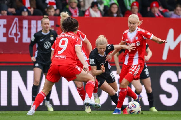 München, Deutschland 22. Februar 2026: 1. Frauen-Bundesliga - 2025 2026 - 19. Spieltag - FC Bayern München Frauen vs. VfL Wolfsburg Frauen Im Bild: v.li. im Zweikampf Jovana Damnjanovic (FCB), Justine Kielland (VfL) und Pernille Harder (FCB) Copyright: HMBxMedia MadeleinexFantini