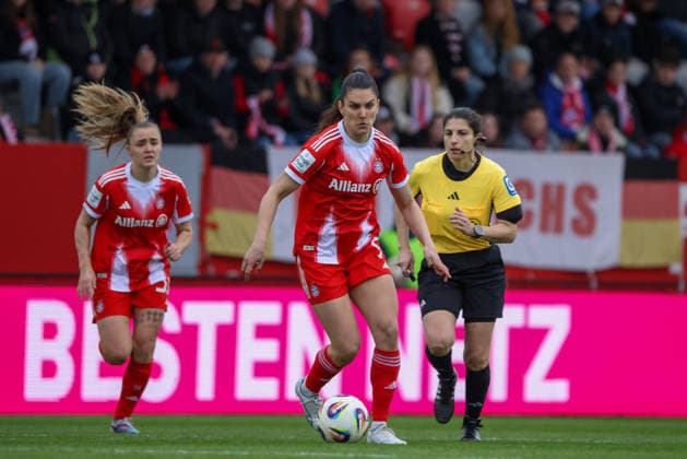 München, Deutschland 22. Februar 2026: 1. Frauen-Bundesliga - 2025 2026 - 19. Spieltag - FC Bayern München Frauen vs. VfL Wolfsburg Frauen Im Bild: v.li. Georgia Stanway (FCB), Jovana Damnjanovic (FCB) und Schiedsrichterin Riem Hussein (Deutschland) Copyright: HMBxMedia MadeleinexFantini