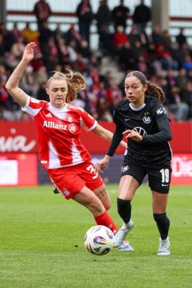 München, Deutschland 22. Februar 2026: 1. Frauen-Bundesliga - 2025 2026 - 19. Spieltag - FC Bayern München Frauen vs. VfL Wolfsburg Frauen Im Bild: v.li. im Zweikampf Georgia Stanway (FCB) und Kessya Bussy (VfL) Copyright: HMBxMedia MadeleinexFantini
