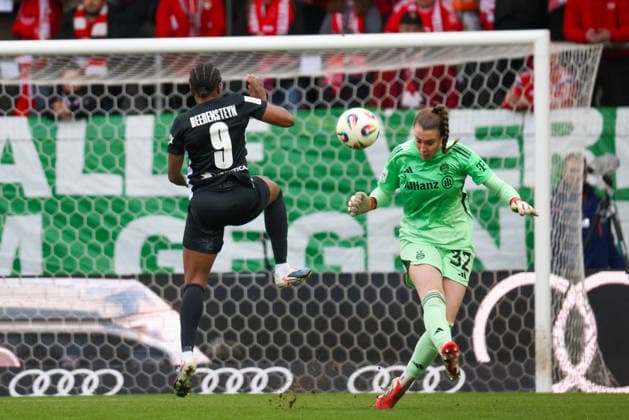 München, Deutschland 22. Februar 2026: 1. Frauen-Bundesliga - 2025 2026 - 19. Spieltag - FC Bayern München Frauen vs. VfL Wolfsburg Frauen Im Bild: v.li. Lineth Beerensteyn (VfL) springt in den Schuss von Torhüterin Ena Mahmutovic (FCB) Copyright: HMBxMedia MadeleinexFantini