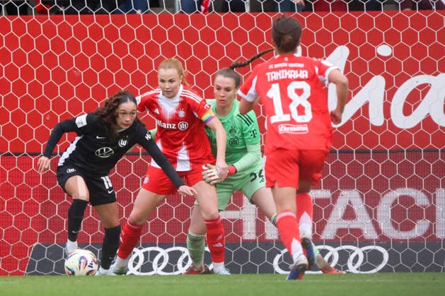 München, Deutschland 22. Februar 2026: 1. Frauen-Bundesliga - 2025 2026 - 19. Spieltag - FC Bayern München Frauen vs. VfL Wolfsburg Frauen Im Bild: v.li. im Zweikampf Kessya Bussy (VfL), Glodis Perla Viggosdottir (FCB) und Torhüterin Ena Mahmutovic (FCB) Copyright: HMBxMedia MadeleinexFantini