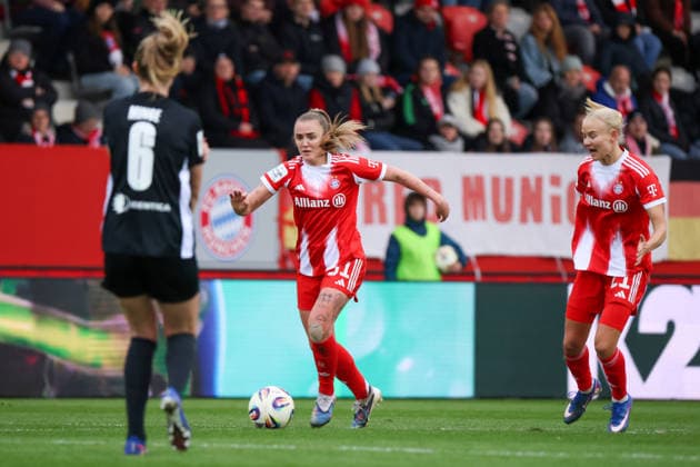 München, Deutschland 22. Februar 2026: 1. Frauen-Bundesliga - 2025 2026 - 19. Spieltag - FC Bayern München Frauen vs. VfL Wolfsburg Frauen Im Bild: v.li. Georgia Stanway (FCB) und Pernille Harder (FCB) Copyright: HMBxMedia MadeleinexFantini