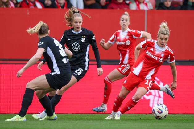 München, Deutschland 22. Februar 2026: 1. Frauen-Bundesliga - 2025 2026 - 19. Spieltag - FC Bayern München Frauen vs. VfL Wolfsburg Frauen Im Bild: v.li. im Zweikampf Sarai Linder (VfL), Vivien Endemann (VfL) und Linda Dallmann (FCB) Copyright: HMBxMedia MadeleinexFantini