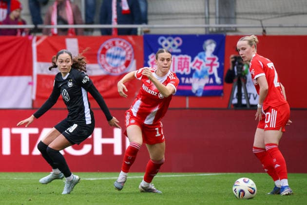 München, Deutschland 22. Februar 2026: 1. Frauen-Bundesliga - 2025 2026 - 19. Spieltag - FC Bayern München Frauen vs. VfL Wolfsburg Frauen Im Bild: v.li. im Zweikampf Kessya Bussy (VfL), Klara Bühl Buehl (FCB) und Franziska Kett (FCB) Copyright: HMBxMedia MadeleinexFantini