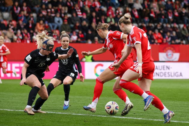 München, Deutschland 22. Februar 2026: 1. Frauen-Bundesliga - 2025 2026 - 19. Spieltag - FC Bayern München Frauen vs. VfL Wolfsburg Frauen Im Bild: v.li. im Zweikampf Thea Bjelde (VfL), Svenja Huth (VfL), Klara Bühl Buehl (FCB) und Franziska Kett (FCB) Copyright: HMBxMedia MadeleinexFantini