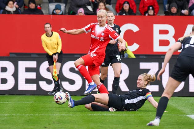 München, Deutschland 22. Februar 2026: 1. Frauen-Bundesliga - 2025 2026 - 19. Spieltag - FC Bayern München Frauen vs. VfL Wolfsburg Frauen Im Bild: v.li. im Zweikampf Pernille Harder (FCB) und Janina Minge (VfL) Copyright: HMBxMedia MadeleinexFantini