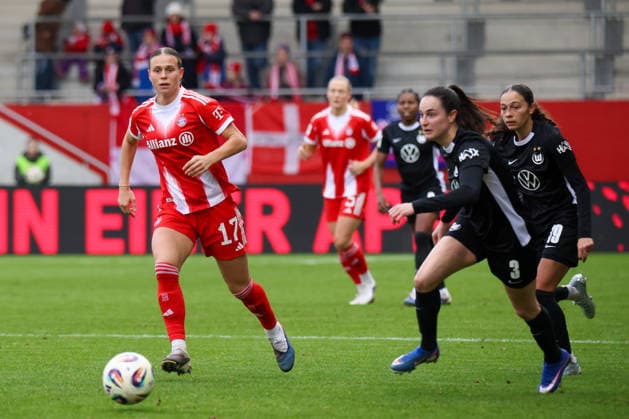 München, Deutschland 22. Februar 2026: 1. Frauen-Bundesliga - 2025 2026 - 19. Spieltag - FC Bayern München Frauen vs. VfL Wolfsburg Frauen Im Bild: v.li. Klara Bühl Buehl (FCB) und Caitlin Dijkstra (VfL) im Laufduell Copyright: HMBxMedia MadeleinexFantini