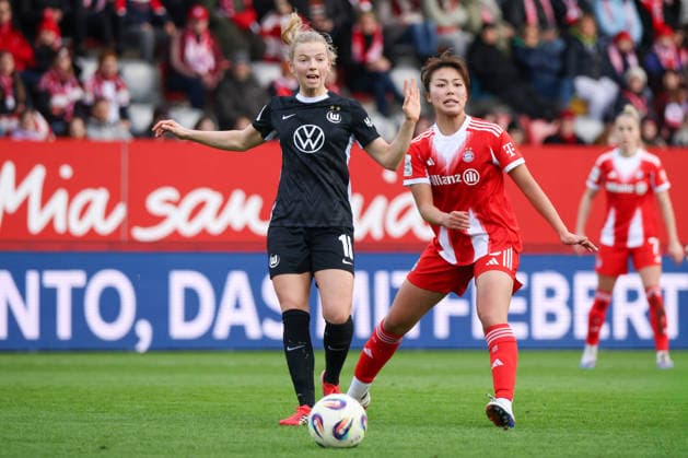 München, Deutschland 22. Februar 2026: 1. Frauen-Bundesliga - 2025 2026 - 19. Spieltag - FC Bayern München Frauen vs. VfL Wolfsburg Frauen Im Bild: v.li. im Zweikampf Justine Kielland (VfL) und Momoko Tanikawa (FCB) Copyright: HMBxMedia MadeleinexFantini