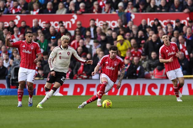 NOTTINGHAM, ENGLAND - FEBRUARY 22: Neco Williams of Nottingham Forest runs with the ball under pressure from Hugo Ekitike of Liverpool during the Premier League match between Nottingham Forest and Liverpool at City Ground on February 22, 2026 in Nottingham, England. (Photo by James Holyoak) SPO 