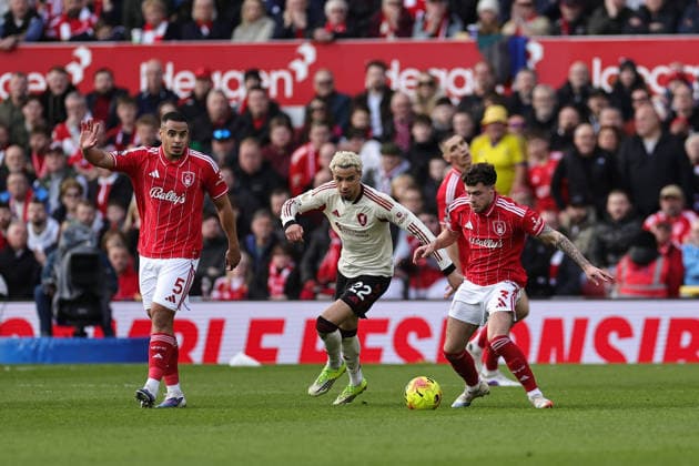 NOTTINGHAM, ENGLAND - FEBRUARY 22: Neco Williams of Nottingham Forest runs with the ball under pressure from Hugo Ekitike of Liverpool during the Premier League match between Nottingham Forest and Liverpool at City Ground on February 22, 2026 in Nottingham, England. (Photo by James Holyoak) SPO 