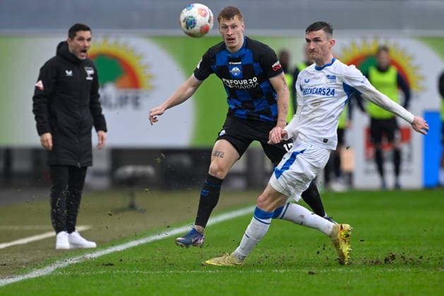 Paderborn, Home Deluxe Arena, 22.02.26, GER, Herren, 2.Bundesliga, Saison 2025-2026, SC Paderborn 07 - Hertha BSC Berlin Bild: v.li. im Zweikampf Laurin CURDA (Paderborn) und Niklas KOLBE (Hertha BSC) DFL regulations prohibit any use of photographs as image sequences and or quasi-video. NRW Deutschland
